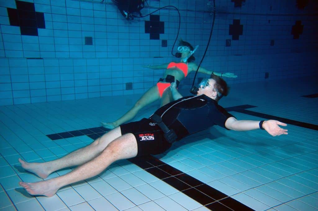 Beim Unterwasser-Yoga werden die Asanas (Übungen) mit dem Atemgerät unter Wasser ausgeführt. Foto: Thomas Günther