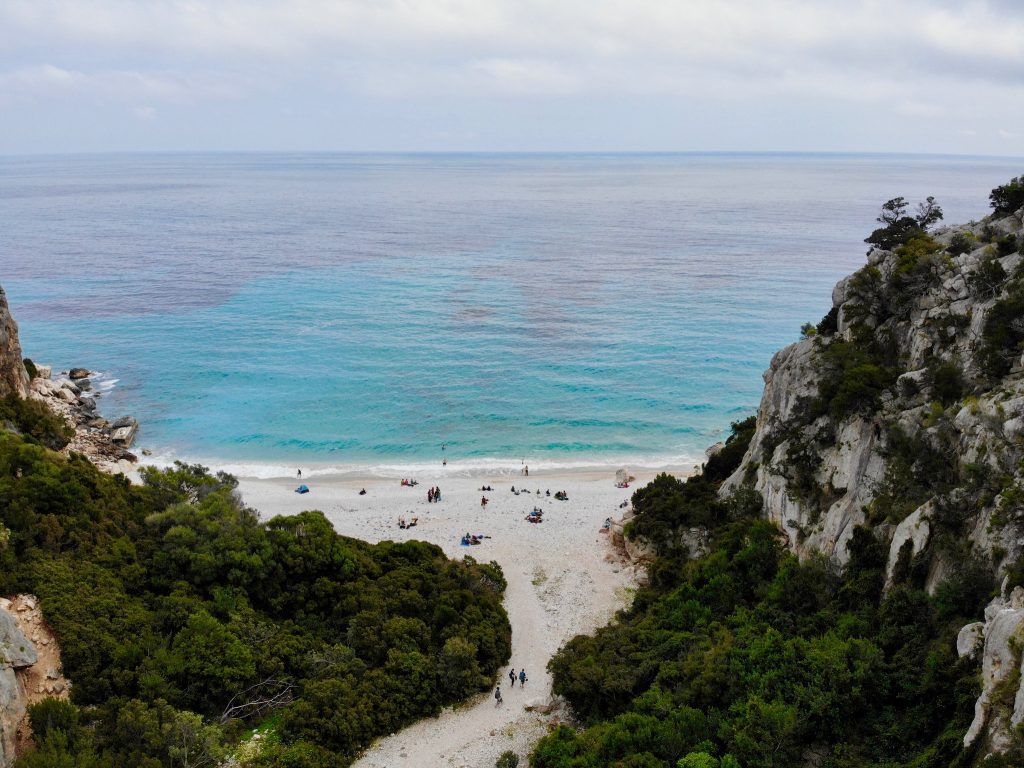 Cala Fuili: de kleine baai ligt ten zuiden van Cala Gonone en op slechts een korte wandeling van de Grotta del Bue Marino. Foto: Sascha Tegtmeyer