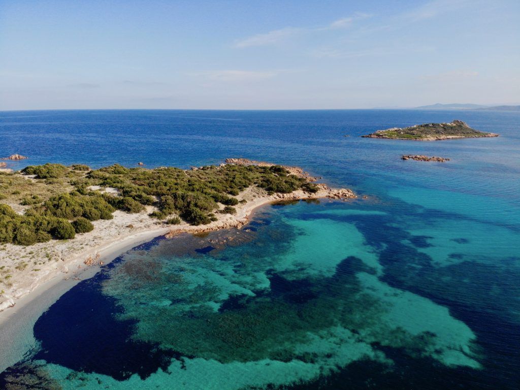 The small bay at Capo Coda Cavallo - in the background: the small island of Isola Proratorella, which also has an absolute dream beach to offer, if you go there. Photo: Sascha Tegtmeyer