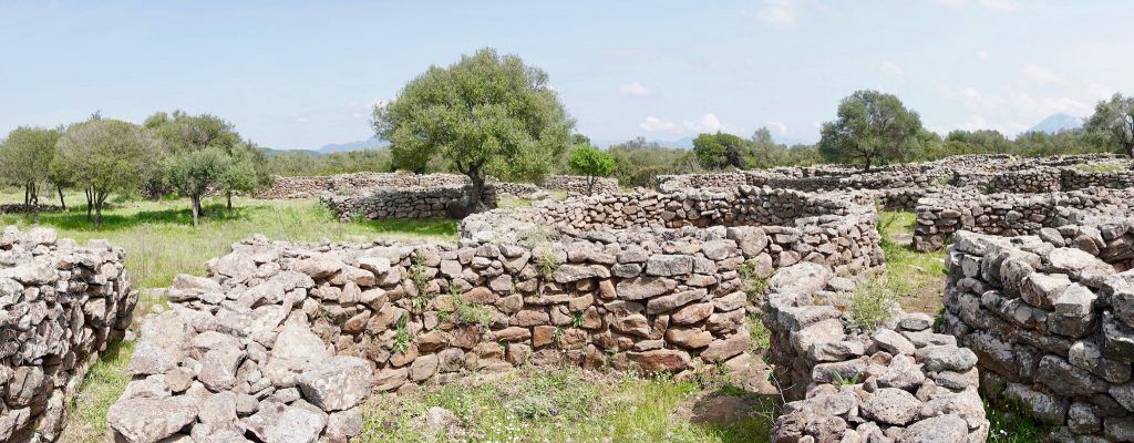 Ovunque in Sardegna ci sono siti antichi come il Villaggio Nuragico di Serra Orrios sul Lago de Cedrino. Foto: Sascha Tegtmeyer