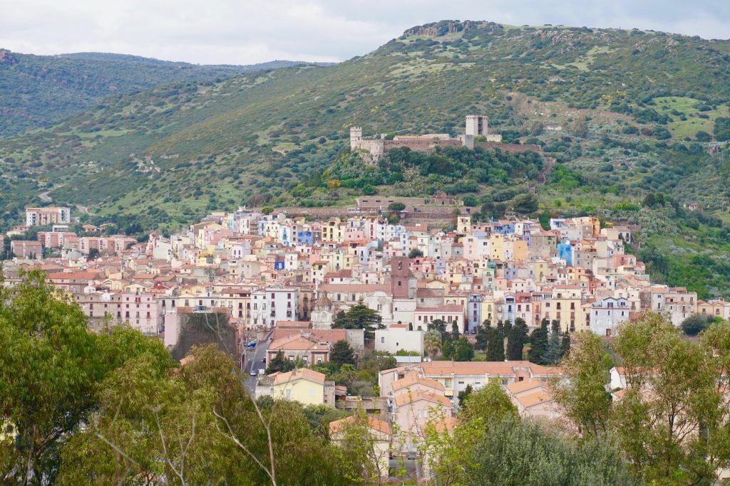Het idyllische stadje Bosa wordt beschouwd als een van de mooiste plekken op Sardinië. Foto: Sascha Tegtmeyer