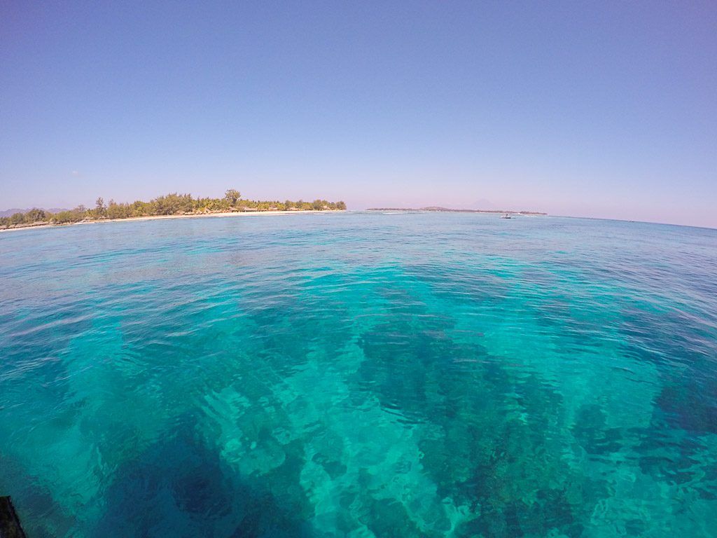 Glasklares und türkisfarbenes Wasser umgibt die Insel Gili Trawangan. Foto: Sascha Tegtmeyer
