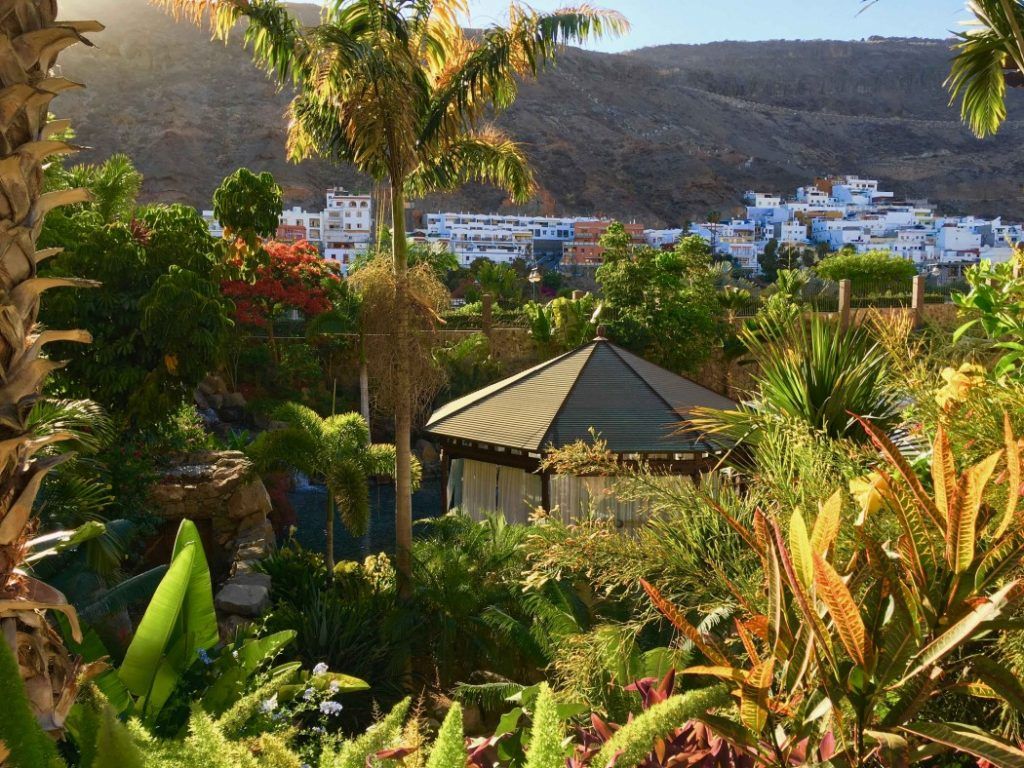 Het resort is ingebed in een botanische tuin. Foto: Sascha Tegtmeyer Hotel Cordial Mogán Playa is ongetwijfeld een van de beste accommodaties die Gran Canaria te bieden heeft. Het architectonisch indrukwekkende hotel wordt omgeven door een prachtig aangelegde botanische tuin en maakt vooral indruk met zijn artistiek ontworpen ontvangsthal. De ligging in Puerto de Mogán, een pittoresk vissersdorpje in het zuidwesten van Gran Canaria, is ideaal voor reizigers die op zoek zijn naar rust en ontspanning.