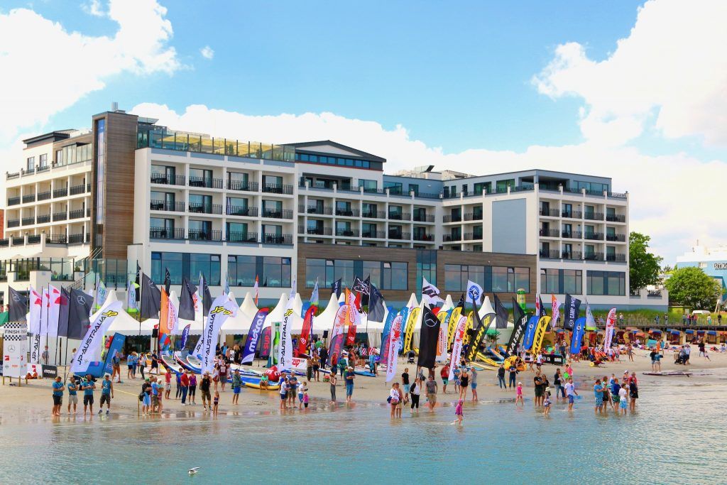 SUP Worldcup en Scharbeutz 2016: emocionante evento el tercer fin de semana de junio, y estuvimos allí en vivo. Foto: Sascha Tegtmeyer sup worldcup scharbeutz 2016 se pone de pie remando en la playa del Báltico