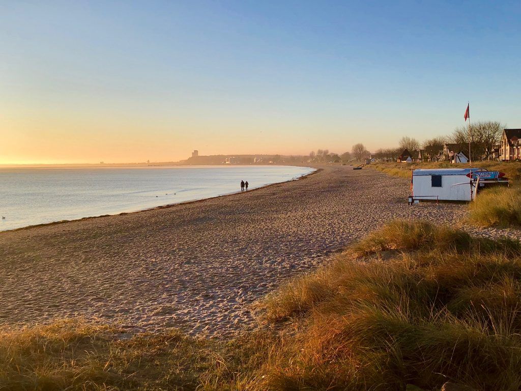 Erst einmal tief durchatmen: Beim Ostsee-Urlaub im Herbst kann entspannt am Strand entlang joggen. Foto: Sascha Tegtmeyer