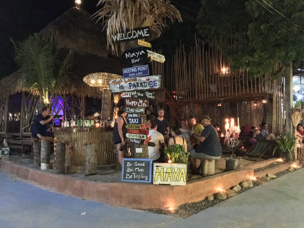 Maya Bar auf Koh Lipe: Hier kann man ausgelassen feiern. Foto: Sascha Tegtmeyer