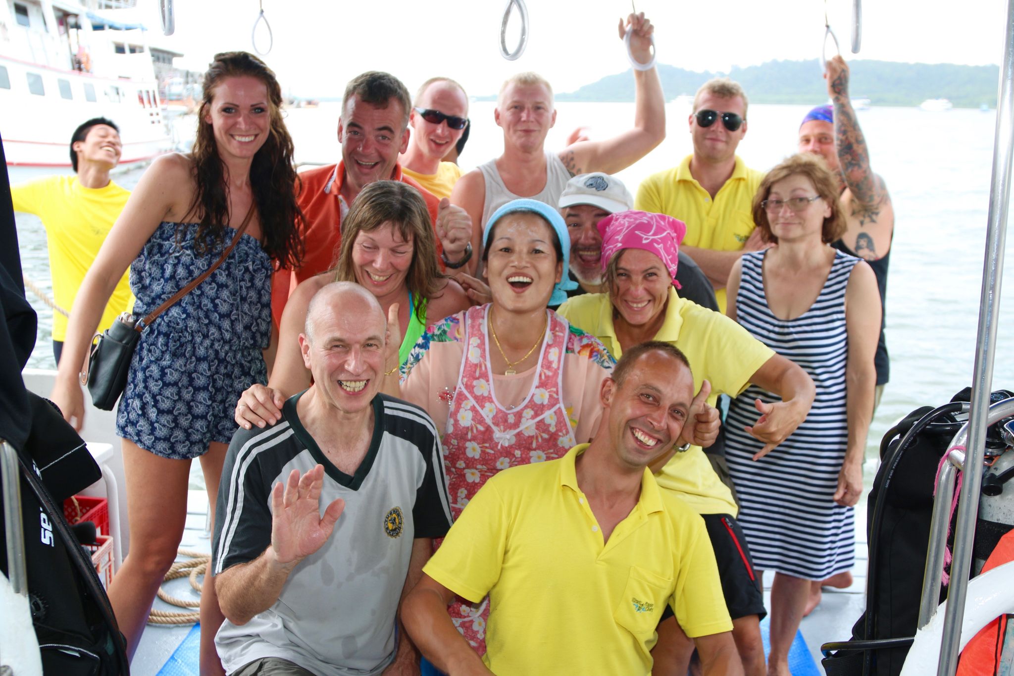 plongée safari abeilles de mer plongée genèse I mer d'Andaman iles similan iles surin roche de richelieu Troupe décontractée: un safari en bateau de croisière monte et tombe avec les participants! Photo: Sascha Tegtmeyer