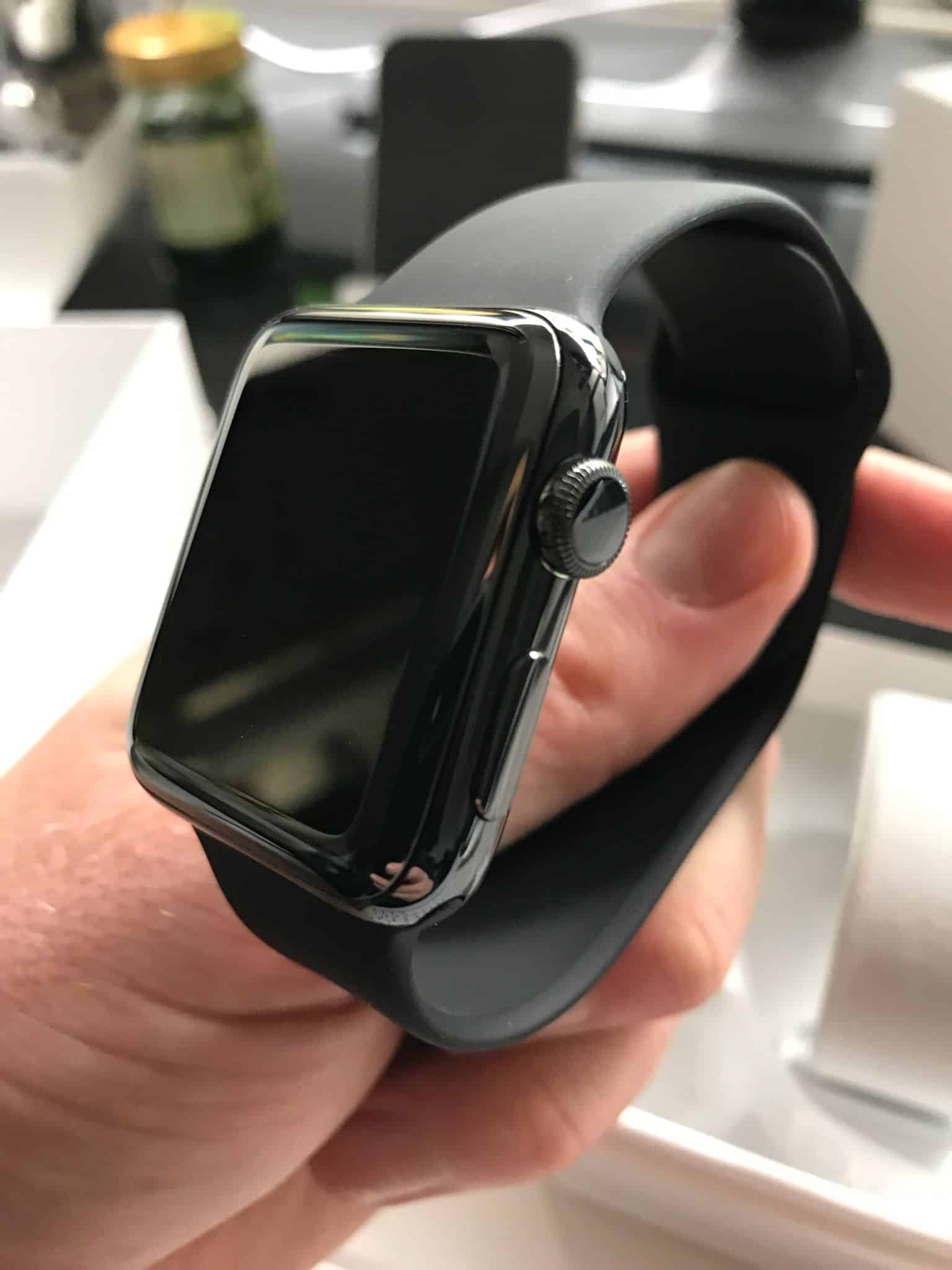 Schickes Ding, diese neue Apple Watch Series 2 Space Black: Aber ist sie auch für Wassersportler und Weltreisende geeignet? Foto: Sascha Tegtmeyer