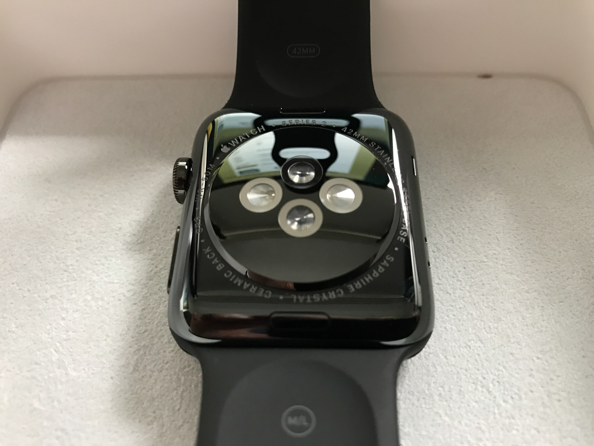 Für aktive Wassersportler: Die Sensoren auf der Rückseite der Apple Watch Series 2 Space Black messen zuverlässig die Herzfrequenz. Foto: Sascha Tegtmeyer
