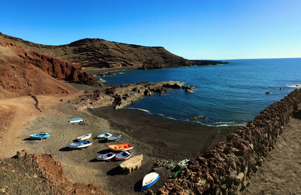 Auf Lanzarote zum Tauchen: Die Kanareninsel ist perfekt für Wassersportler und alle, die einfach nur einen entspannten Urlaub wollen. Foto: Sascha Tegtmeyer