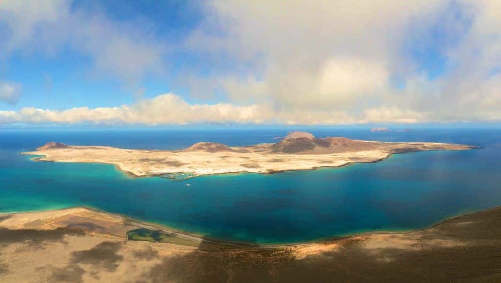 Uitzicht vanaf Lanzarote naar het naburige eiland La Graciosa: het vulkanische eiland is een paradijs voor watersporters en avonturiers. Foto: Sascha Tegtmeyer