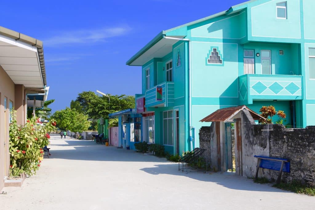 Quello che ti colpisce subito sull'isola locale delle Maldive: tutto è così meravigliosamente colorato. Foto: Sascha Tegtmeyer Diving Locals Island Maldives Guesthouse Guesthouse