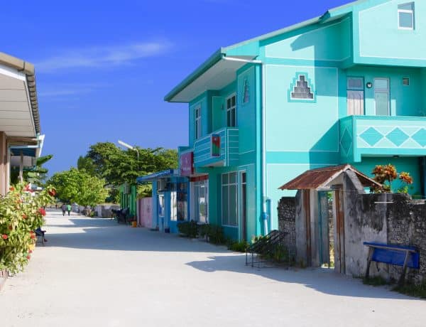 Was einem auf der Malediven-Einheimischeninsel direkt auffällt: alles ist so schön bunt. Foto: Sascha Tegtmeyer Tauchen Einheimischeninsel Malediven Guesthouse Gästehaus