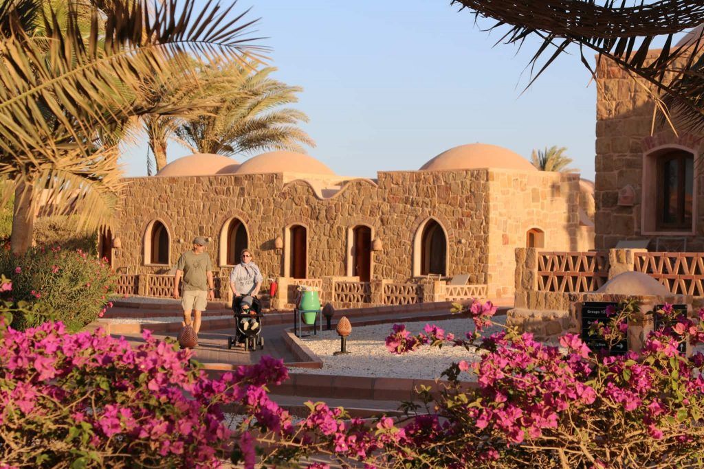 Urlaub in Ägypten: Das Mövenpick Resort El Quseir an der berühmten El Quadim Bucht sieht aus wie ein nubisches Dort und gehört zu den besten Hotels am Roten Meer. Foto: Sascha Tegtmeyer