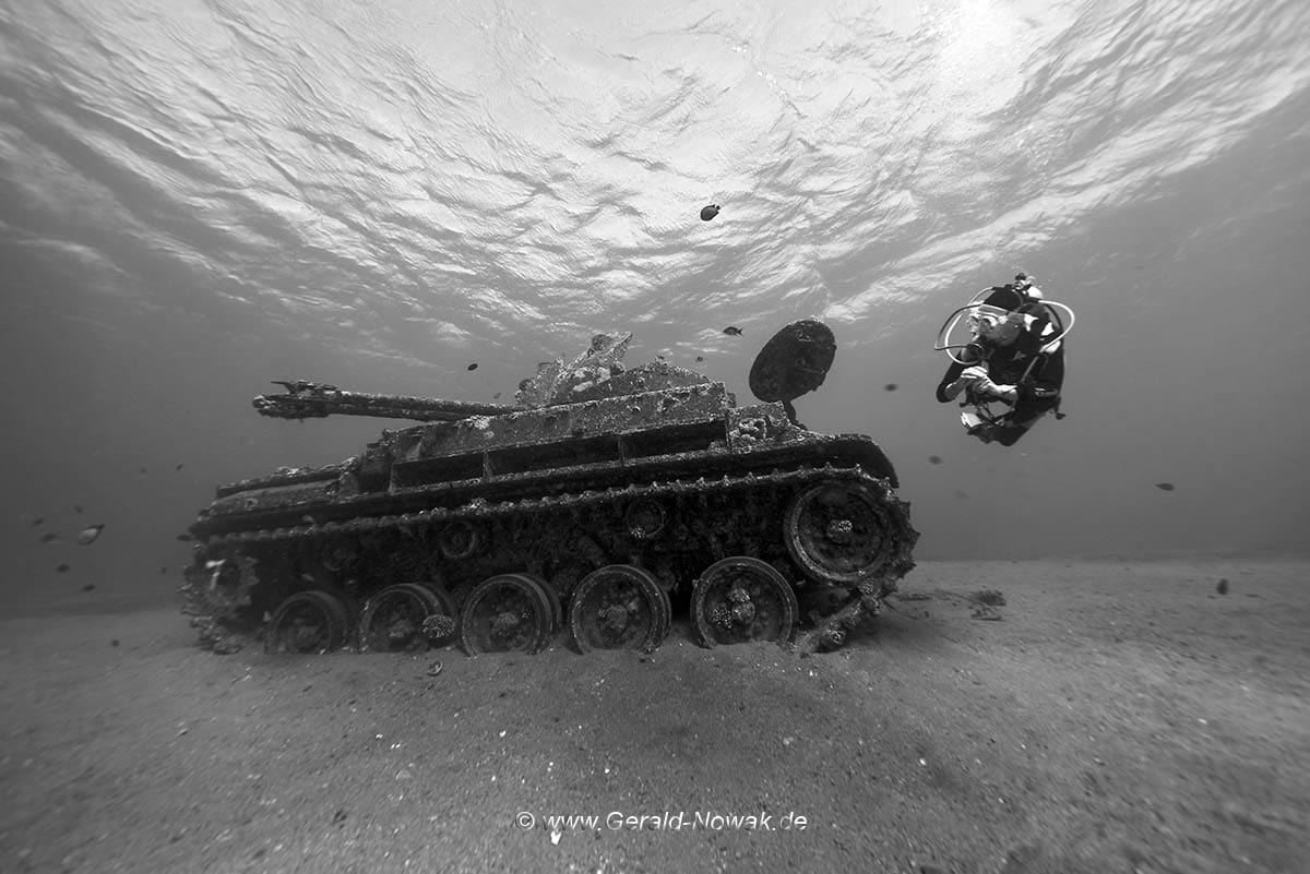 Spannendes Tauchgebiet vor Tala Bay: Bei der Dive Challenge wurde auch bei einem versenkten Panzer getaucht. Foto: Gerald Nowak