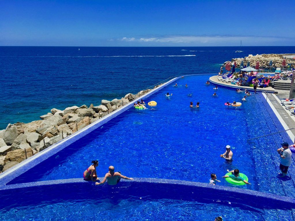 Realmente puedes relajarte en la piscina infinita. Foto: Sascha Tegtmeyer Gloria Palace Amadores Thalasso & Hotel es un impresionante hotel de Gran Canaria ubicado en un acantilado entre Puerto Rico y Amadores y diseñado para parecerse a un crucero. Los huéspedes pueden darse un chapuzón en la piscina infinita de la azotea mientras disfrutan de la impresionante vista del mar azul.