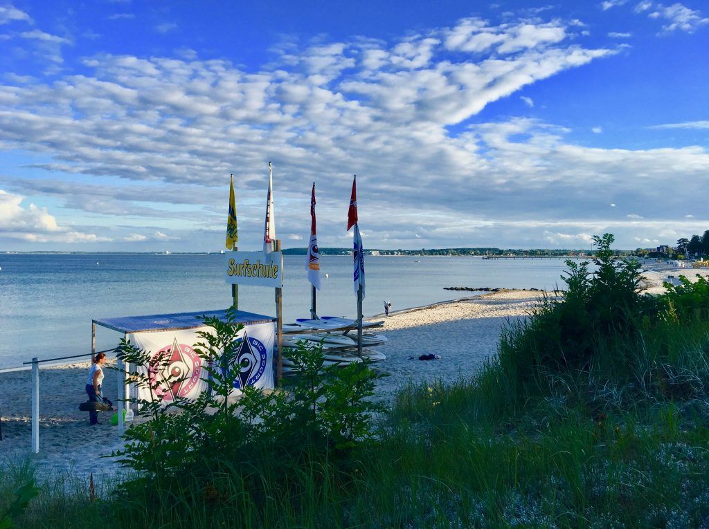 Surfen an der Ostsee – die Lübecker Bucht ist ein Spielplatz für Surfer 7 ostsee surfschule haffkrug stand up paddling sup Stand Up Paddling an der Ostsee: Wir haben 7 gute Gründe für Euch, warum die Ostsee das perfekte Revier zum Stand Up Paddling ist. Foto: Sascha Tegtmeyer