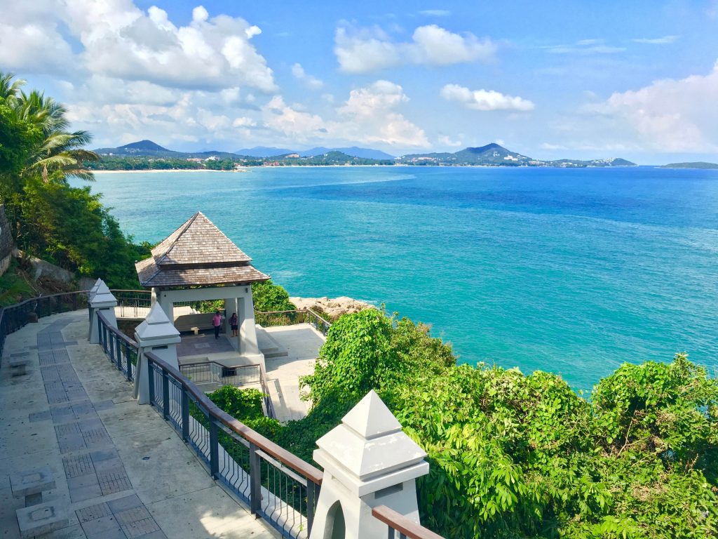 Viewpoint on Koh Samui: The green island can be circumnavigated on the coastal road in about 1,5 hours. Photo: Sascha Tegtmeyer Koh Lipe, Koh Samui, Koh Phangan, Koh Tao, Thailand, Dream Island, Beach, Travel, Vacation, Backpacking, Wanderlust, Diving, Surfing, SUP, Stand Up Paddling, Phuket, Krabi, Andaman Sea, Southeast Asia, Environment, Nature, rainforest, jungle, world trip, Thailand vacation, best time Thailand, winter vacation, Where is it warm in winter, Gulf of Thailand