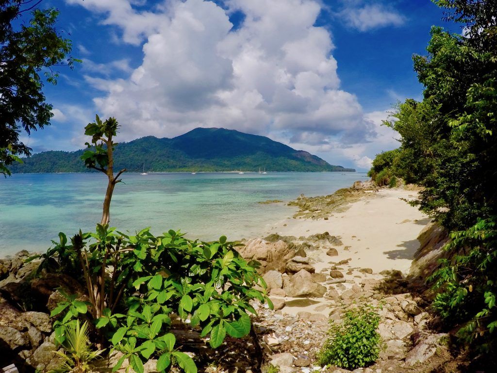 Bezimienna plaża marzeń: wiele zatok śmiało mogłoby prowadzić w rankingu najpiękniejszych plaż Tajlandii. Zdjęcie: Sascha Tegtmeyer