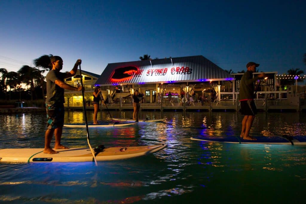 Als het aankomt op het nachtboarden op Key West, gaan staande peddelplanken 's nachts het water in. Foto: Ibis Bay Beach Resort