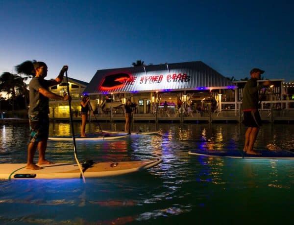 Beim Nightboarding auf Key West geht es mit Stand Up Paddling Boards bei Nacht ins Wasser. Foto: Ibis Bay Beach Resort