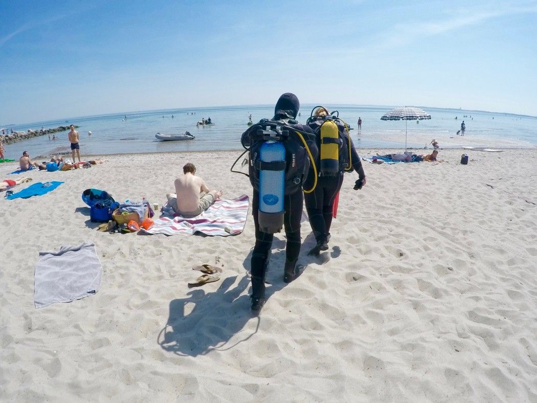 Tauchen in der Ostsee: Über den Strand gehts ins Wasser. Foto: Sascha Tegtmeyer