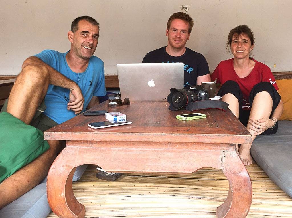 Autor Sascha Tegtmeyer (mitte) zusammen mit Operations Managerin Britta Bäumer und Basisleiter Kurt Gehrig auf Recherchetour auf Gili Trawangan.