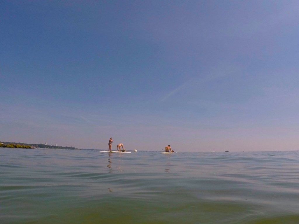 Stand up Paddler auf der Ostsee: In Sicherheitstipps für Paddler wird empfohlen, immer eine Schwimmweste und ein Smartphone in einer Dryback dabeizuhaben, um im Notfall Hilfe rufen zu können. Foto: Sascha Tegtmeyer