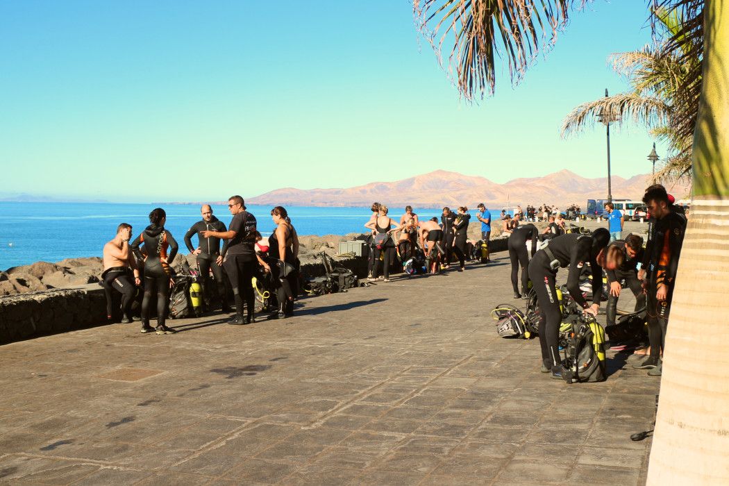 Viele Taucher bereiten ihre Ausrüstung am Playa Chica auf Lanzarote vor
