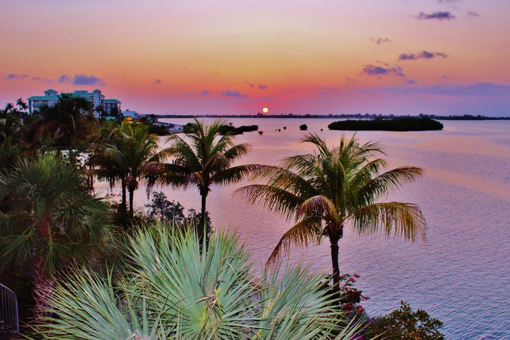 Magnifique Key West: plonger pendant la journée, profiter du coucher de soleil le soir en compagnie de nombreux visiteurs! Photo: Pixabay