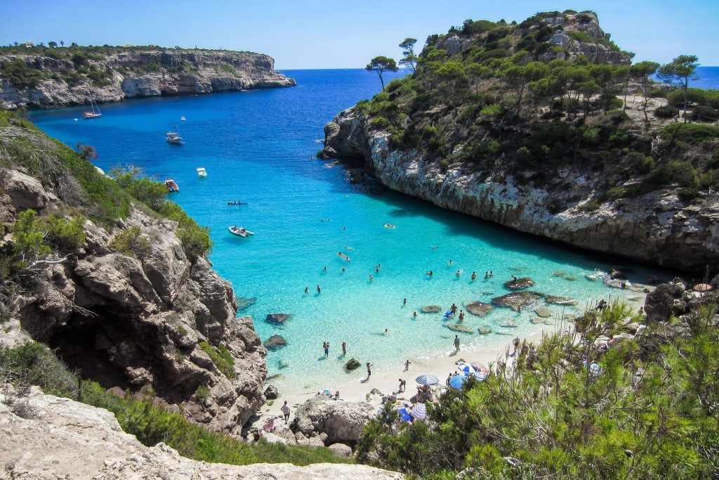 Strand auf Mallorca: Auch im Herbst häufig noch gut zum Sonnen und Baden gehen geeignet! Foto: Pixabay
