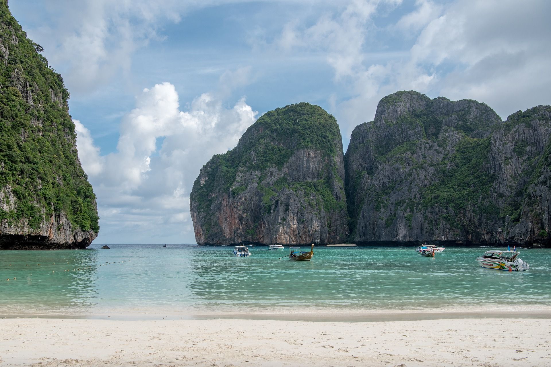 Rauchen in Thailand: Der beliebte Maya Beach in Koh Phi Phi wurde zeitweise wegen Umweltverschmutzung gesperrt! Foto: Pixabay