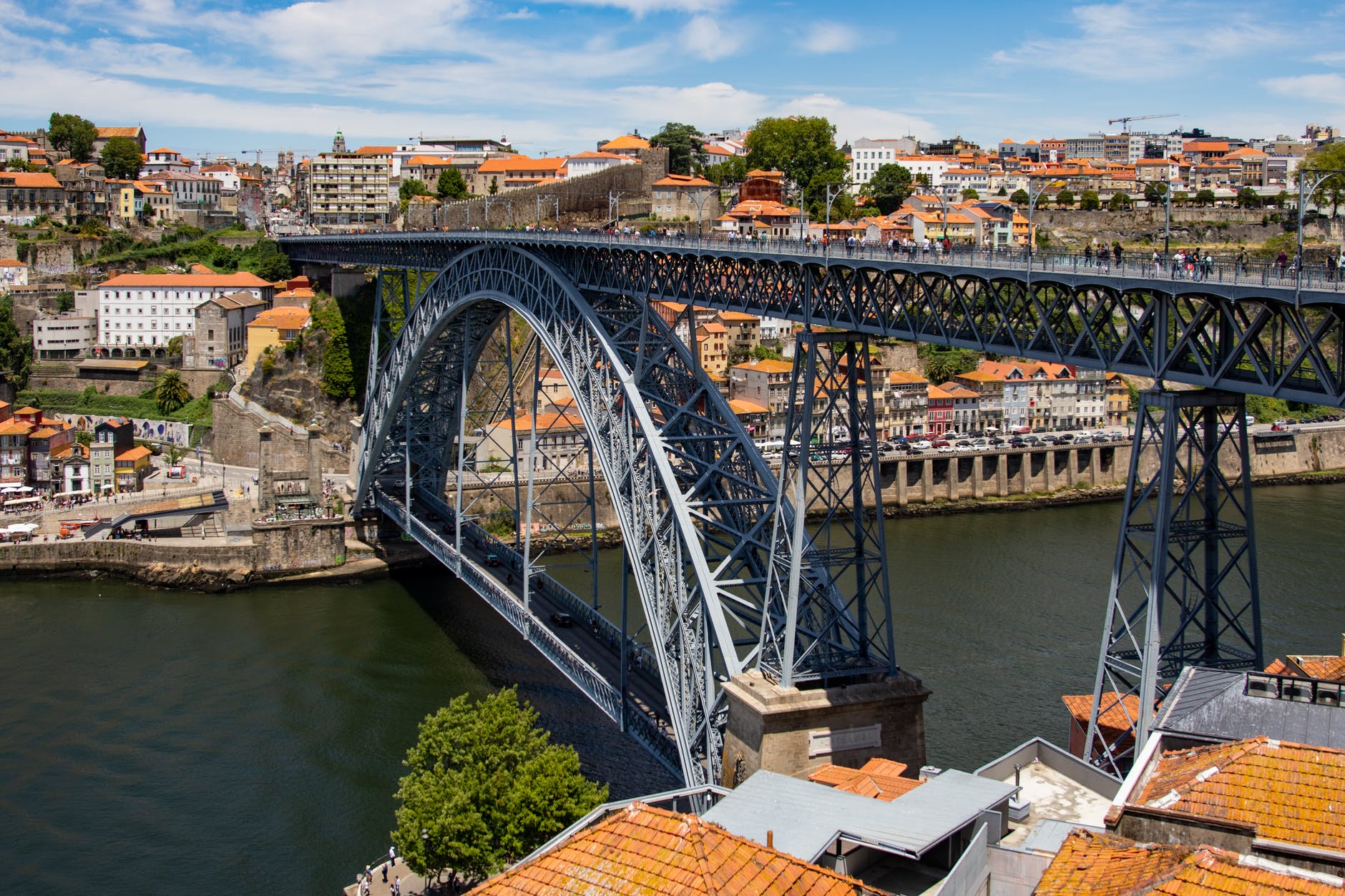 Iconische brug in Porto: Het land op het Iberisch schiereiland is enorm divers.