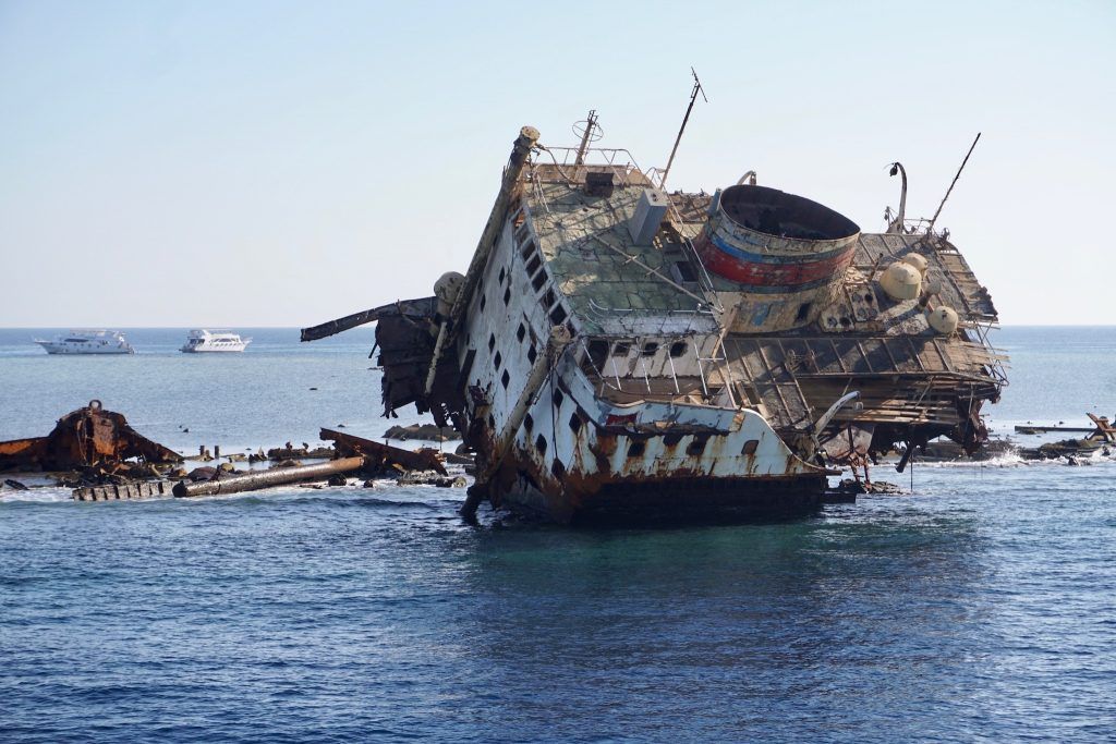 Gespenstisch: am Gordon Reef vor Sharm El Sheikh ist vor Jahren ein Frachter auf Grund gelaufen.