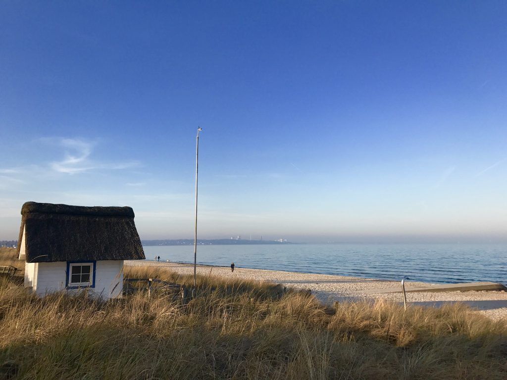 Idílico: en primavera, los viajeros tienen la playa en unas vacaciones en el Mar Báltico en la primavera durante muchos días para ellos solos. Foto: Sascha Tegtmeyer