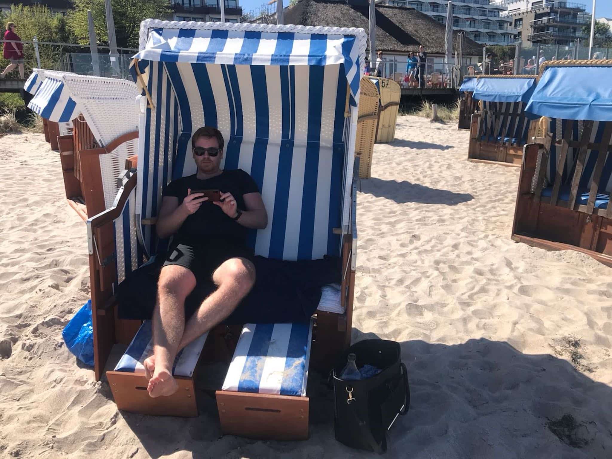 To działa po prostu: nawet na wakacjach, siedząc na leżaku na plaży, możesz mieć wszystko pod kontrolą dzięki kamerze IP.