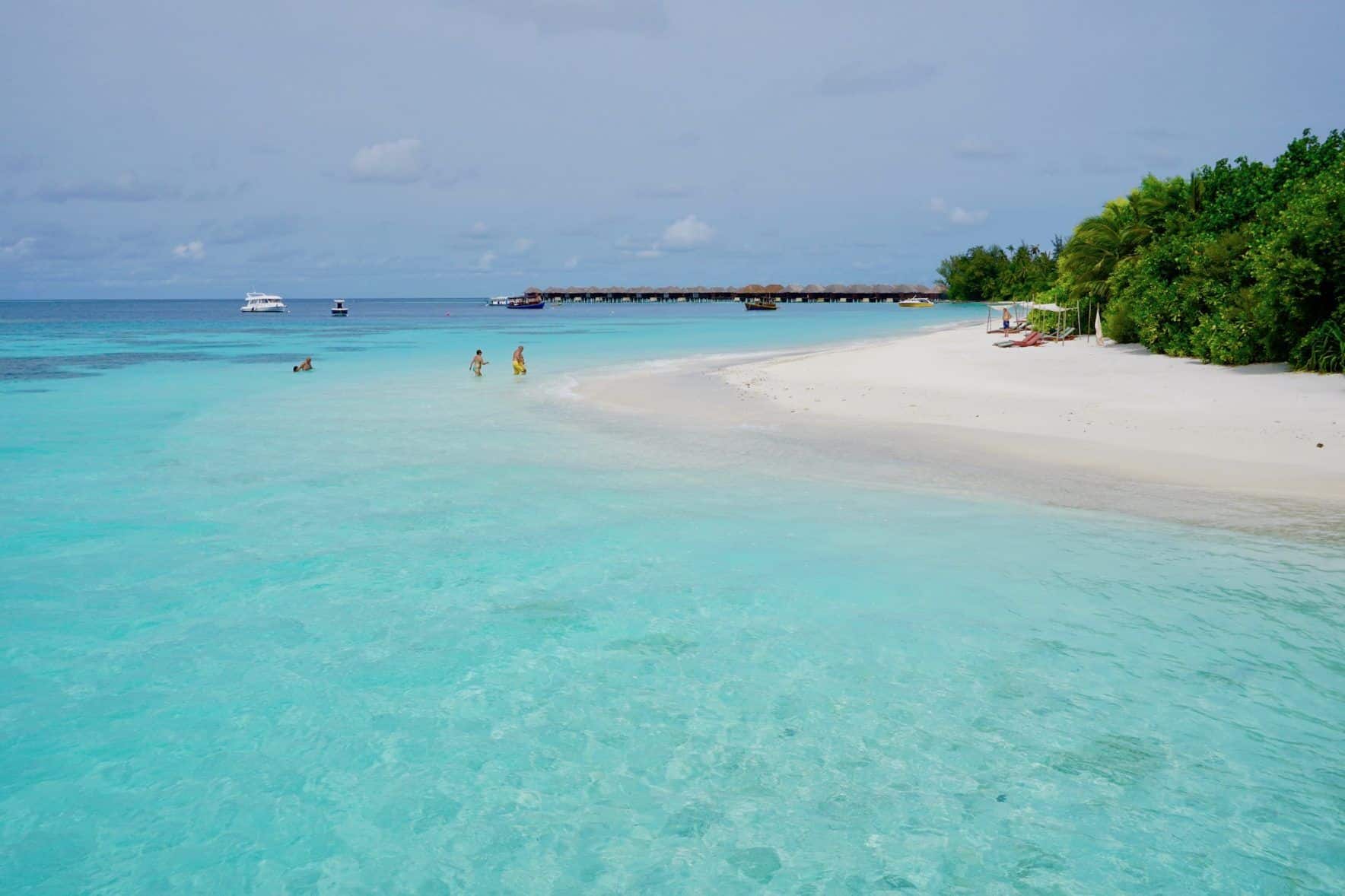 De lagune van Coco Bodu Hithi: Bij deze aanblik kun je gewoon de tijd in het water doorbrengen. Foto: Sascha Tegtmeyer Reisverslag Coco Bodu Hithi tips Malediven ervaringen
