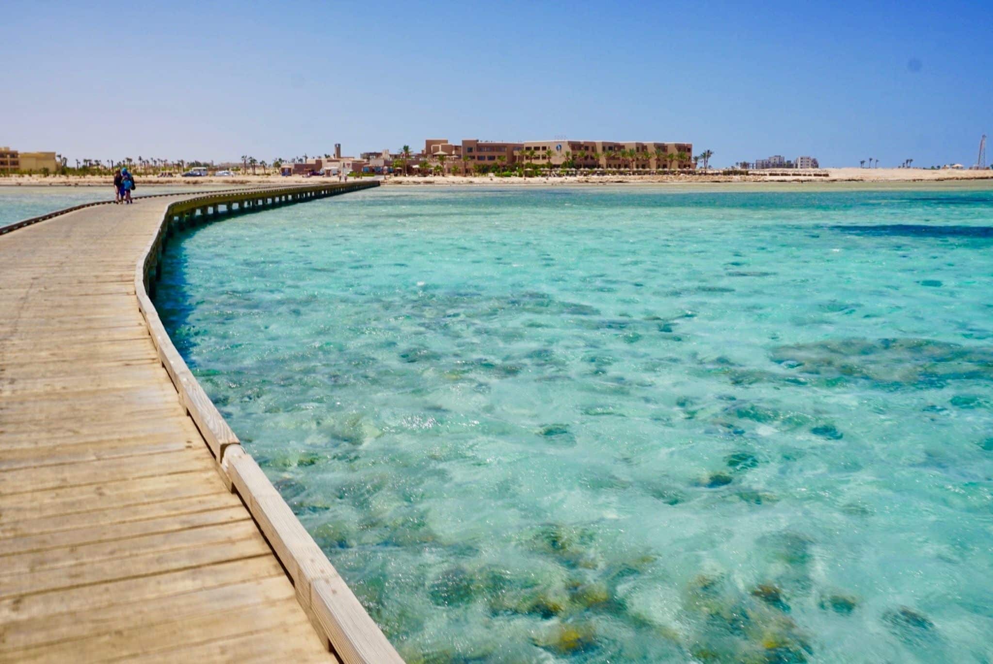 The iconic jetty of The Breakers Hotel is one of the most beautiful sights in Soma Bay - and leads directly to the magnificent Soma Bay house reef, one of the most beautiful in the Red Sea. Photo: Sascha Tegtmeyer