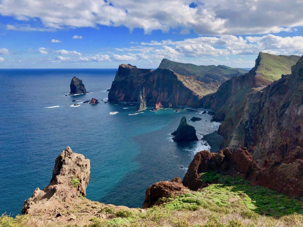 Spitz und imposant ragen die Felsen auf Madeira aus dem Wasser empor. Foto: Sascha Tegtmeyer 