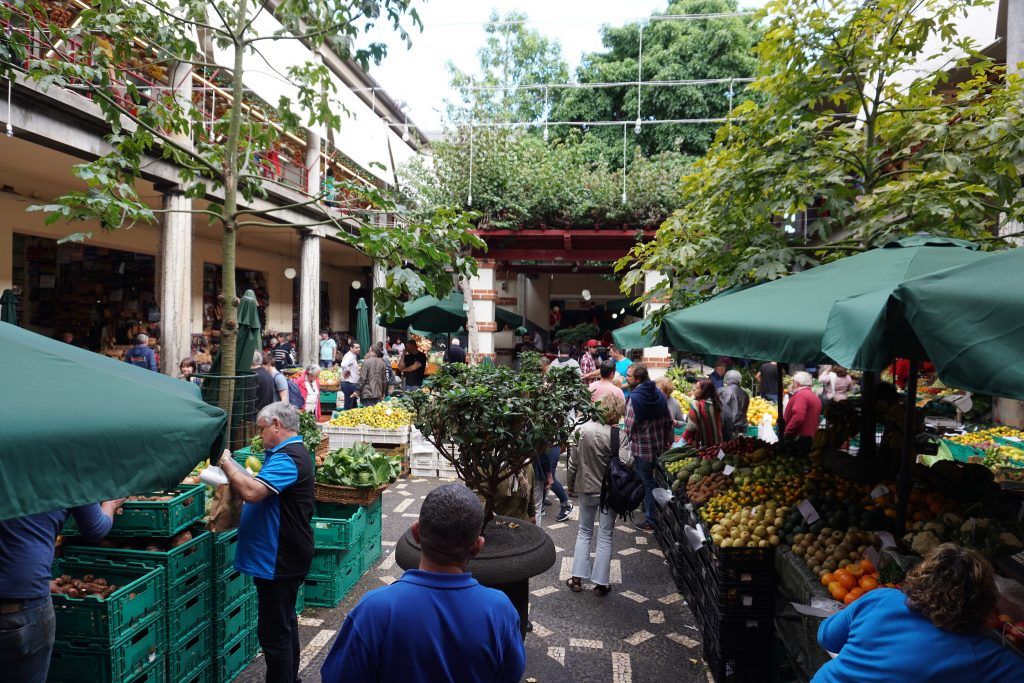 In der Markthalle von Funchal gibt es alle möglichen Leckereien des täglichen Bedarfs. Foto: Sascha Tegtmeyer