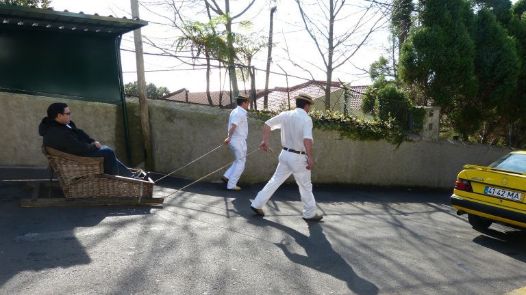 Mit einem Korbschlitten geht es vom Monte in Funchal rasant hinab ins Tal. Foto: Pixabay