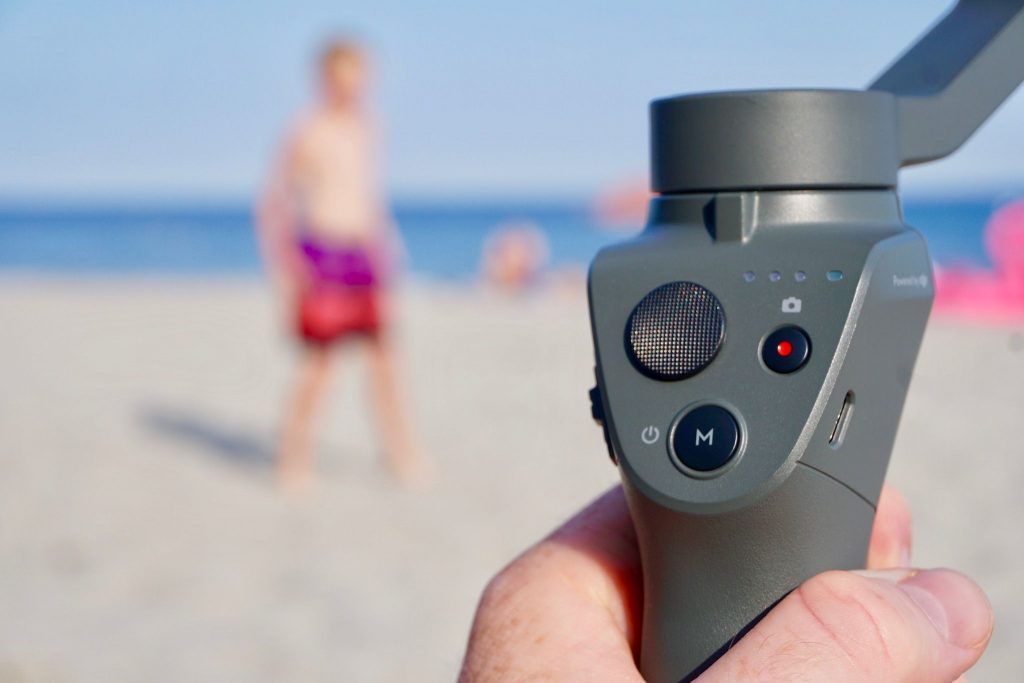 DJI Osmo Mobile 2 im Test – mit Smartphone-Gimbal mehr Stabilität im Urlaub? 9 Drei Knöpfe genügen: Der Osmo Mobile 2 hat einen Menüknopf, einen Aufnahme-Button und oben links einen Joystick zum Schwenken der Kamera. Foto: Sascha Tegtmeyer