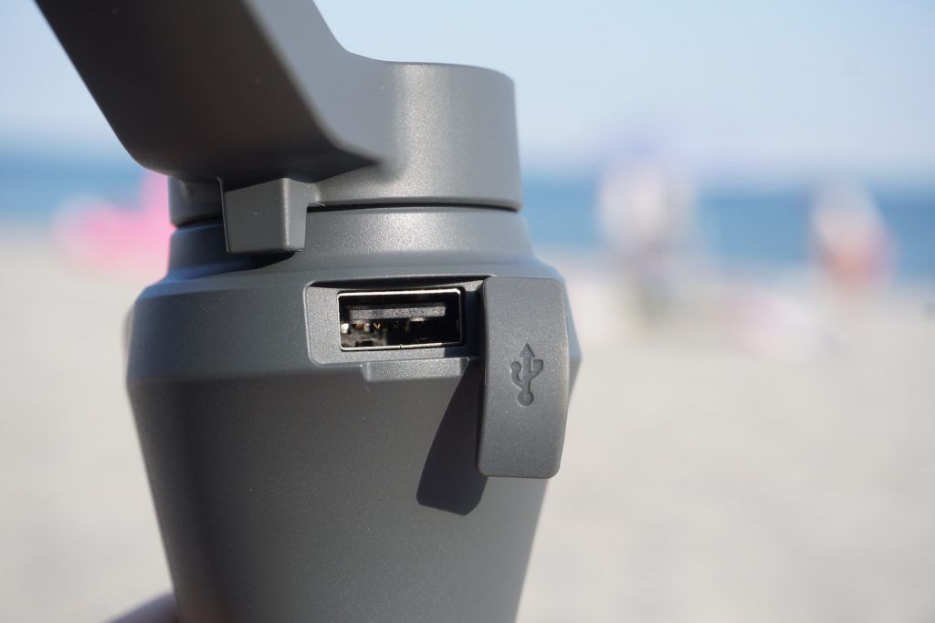 DJI Osmo Mobile 2 im Test – mit Smartphone-Gimbal mehr Stabilität im Urlaub? 11 Der Akku des Osmo Mobile 2 ist so stark, dass er nebenbei noch das Smartphone laden kann – wirklich toll vom Hersteller gelöst! Foto: Sascha Tegtmeyer