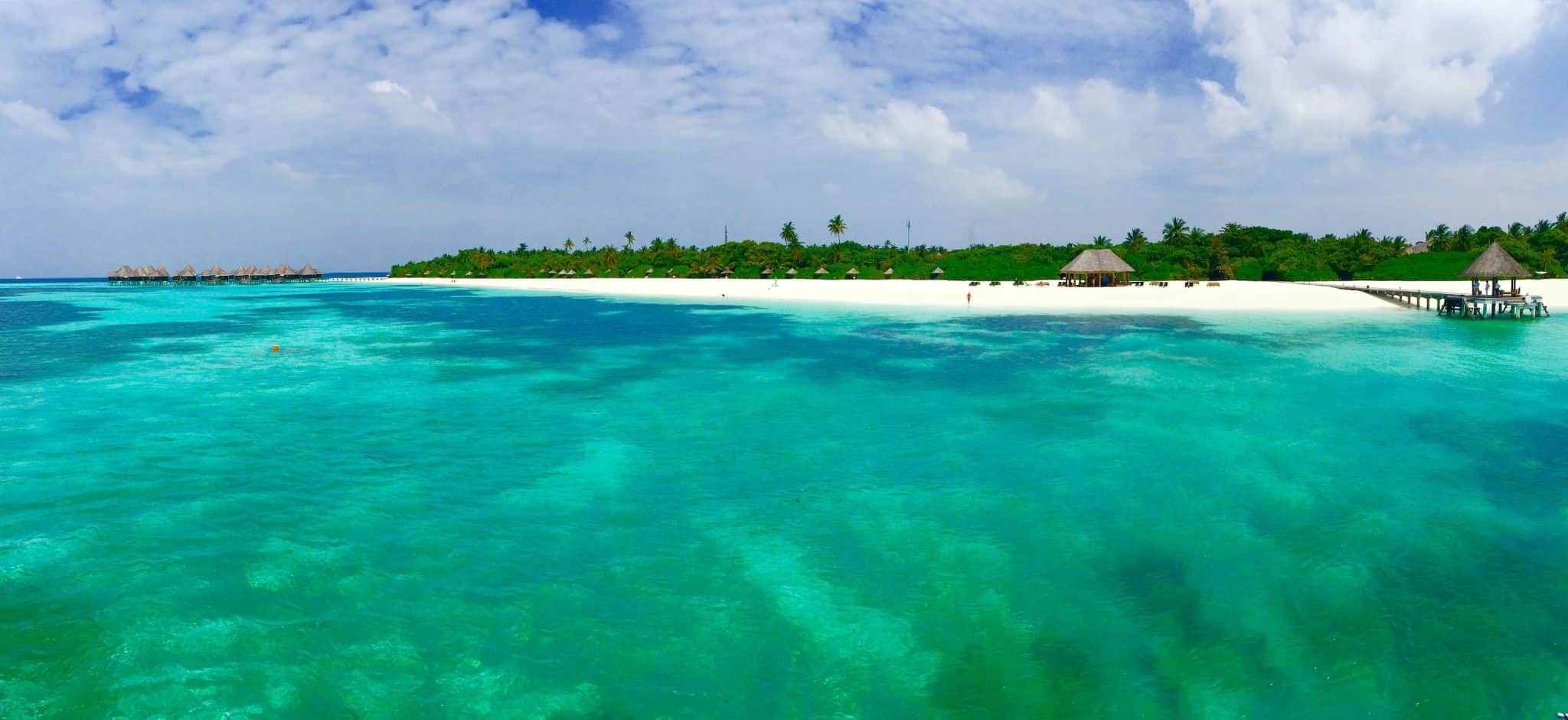 Isla turística en las Maldivas: los hoteles y resorts de la nación insular se encuentran entre los más bellos del mundo.