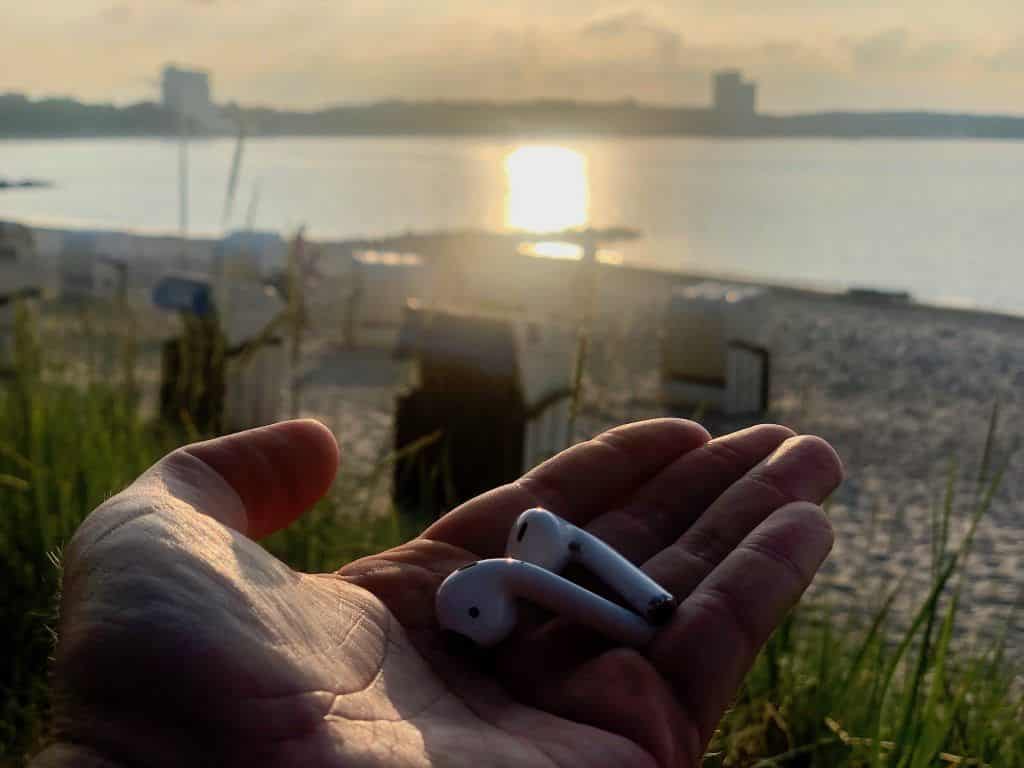 AirPods in the test: during sports, the little white earphones sometimes sit a bit loose. Photo: Sascha Tegtmeyer