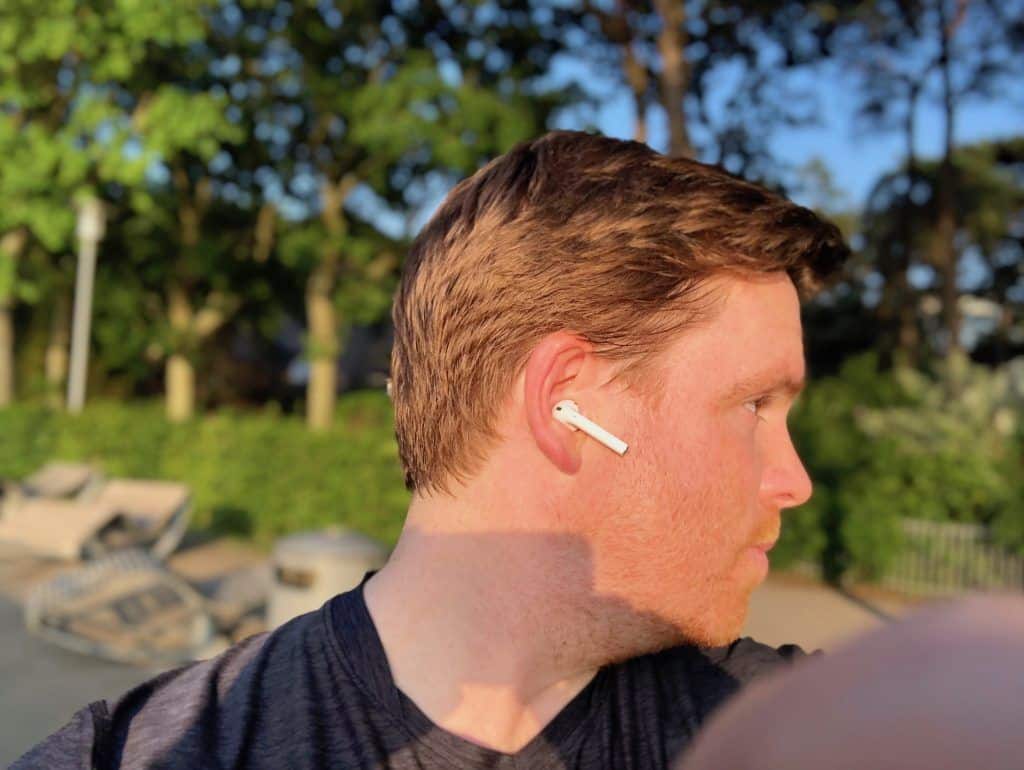 Des bouchons d'oreilles blancs dans l'oreille: les AirPod sont utilisés quotidiennement à la maison et en voyage. Photo: Sascha Tegtmeyer