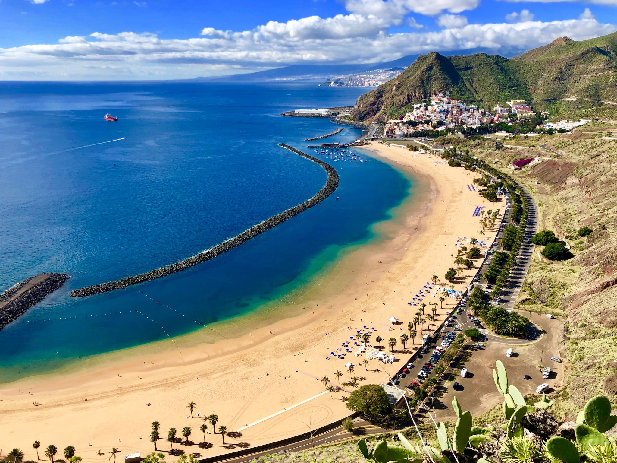 The beach Playa de las Teresitas is in our opinion the most beautiful in Tenerife - here you should plan a complete bathing day. Photo: Sascha Tegtmeyer