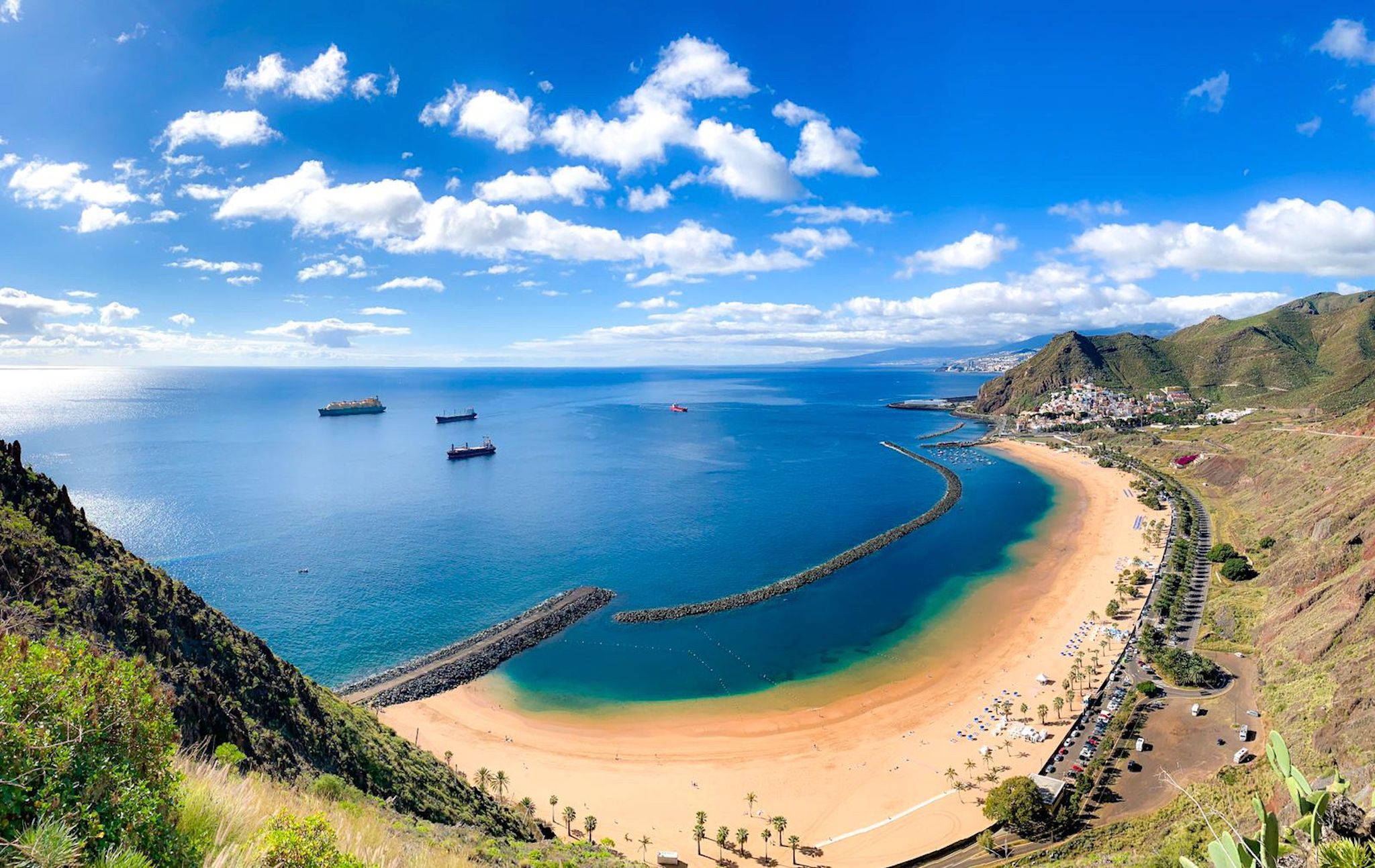Wat valt er te ontdekken op de grote, wilde schoonheid van de Canarische Eilanden? We hebben ter plaatse rondgekeken en in ons reisverslag van Tenerife presenteren we je tips over bezienswaardigheden en activiteiten. Afgebeeld: Playa de las Teresitas.