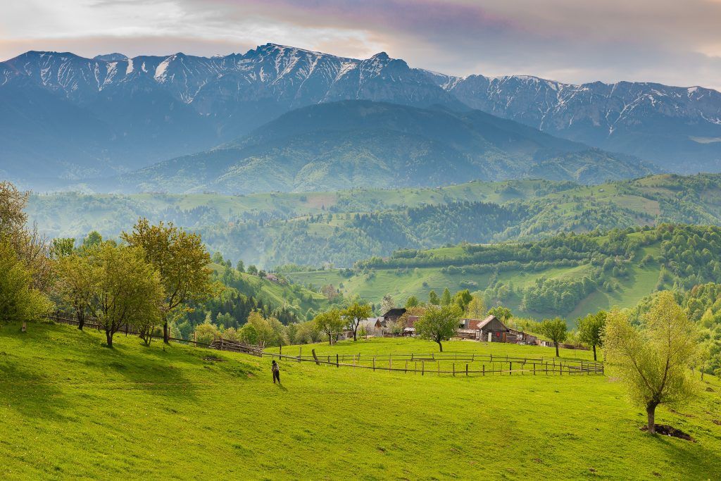 Attraktive und naturbelassene Landschaften wechseln sich in Rumänien mit lebhaften Großstädten ab – ideale Vorraussetzungen für eine Rundreise. Foto: Unsplash
