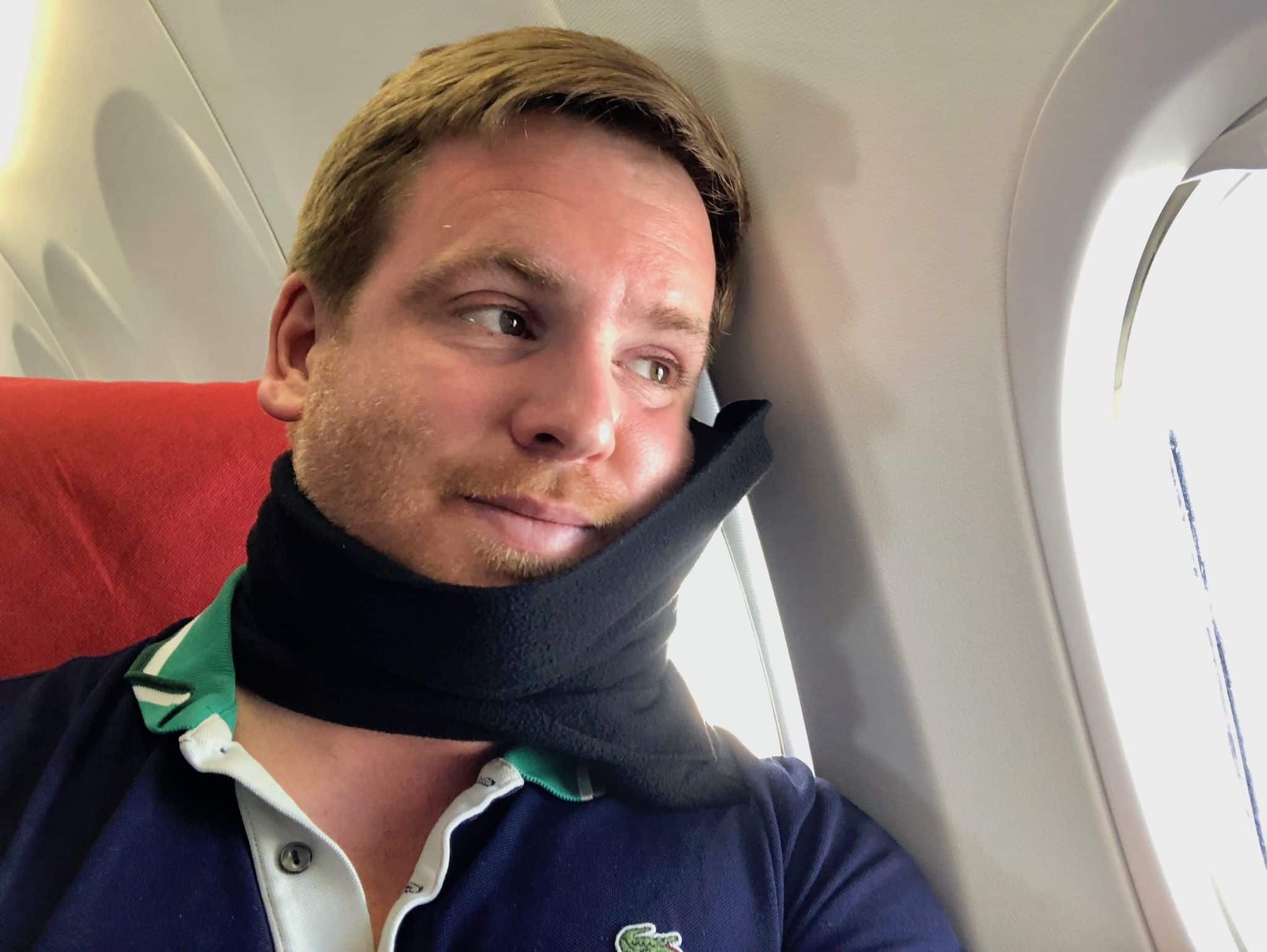 Prueba de almohada para el cuello mientras viaja: ¿cómo le va a la almohada trtl?